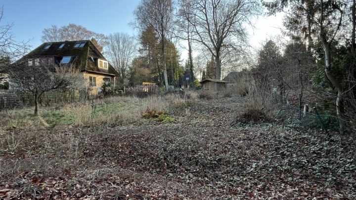 Natur pur direkt nebenan und dennoch zu Fuß zur U1 – Idyllisches Grundstück in ruhiger Lage