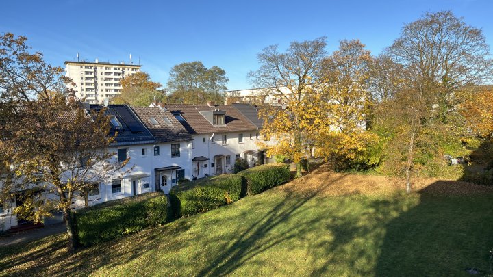 Vom Balkon einen Elbblick erhaschen -ideal geschnitten, schön hell sowie großer Keller und Stellplatz inkl.