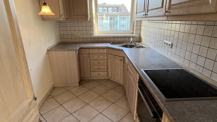 Vom Balkon einen Elbblick erhaschen -ideal geschnitten, schön hell sowie großer Keller und Stellplatz inkl.