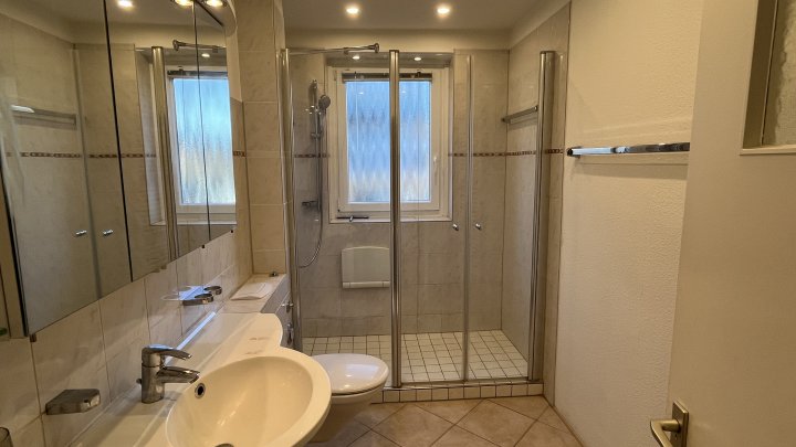 Verschiedene Optionen inklusive - Herrlich ruhig, zwei Balkone und KFZ-Stellplatz neben dem Haus