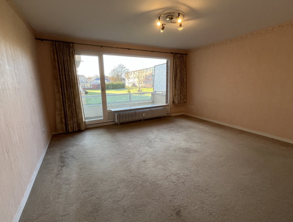 Wohnzimmer mit Südbalkon