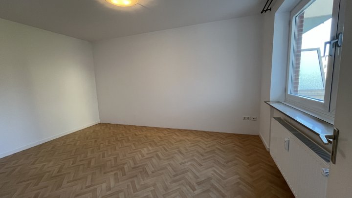 Bestens geschnitten, herrlich ruhig, sonniger Süd-Balkon zum Garten und Kfz-Stellplatz am Haus