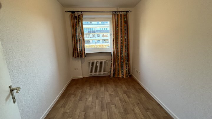 Bestens geschnitten, herrlich ruhig, sonniger Süd-Balkon zum Garten und Kfz-Stellplatz am Haus