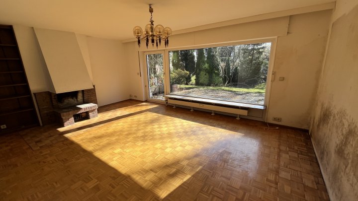 Sonnenterrasse, Kamin und herrlicher Gartenblick – sanierungsbedürftiges Zuhause in Marienthal