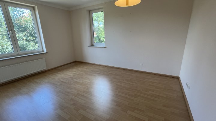 Grün umrahmt, bestens geschnitten und herrlicher Sonnenbalkon - Einbauküche und Tiefgarage inklusive