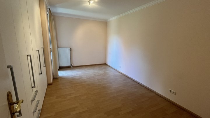 Grün umrahmt, bestens geschnitten und herrlicher Sonnenbalkon - Einbauküche und Tiefgarage inklusive