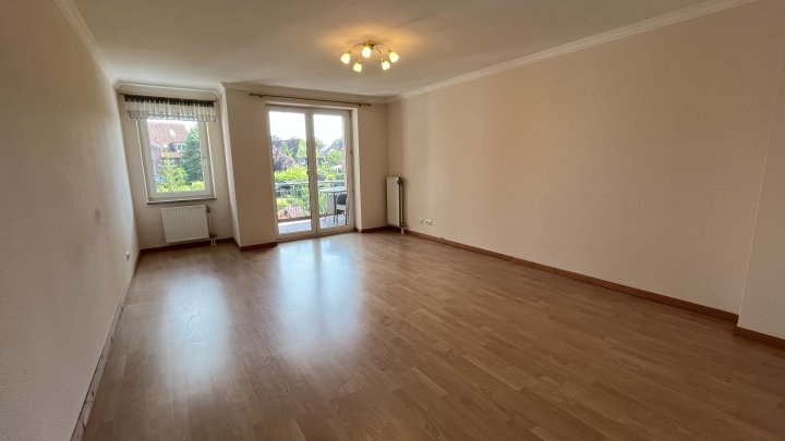 Grün umrahmt, bestens geschnitten und herrlicher Sonnenbalkon - Einbauküche und Tiefgarage inklusive